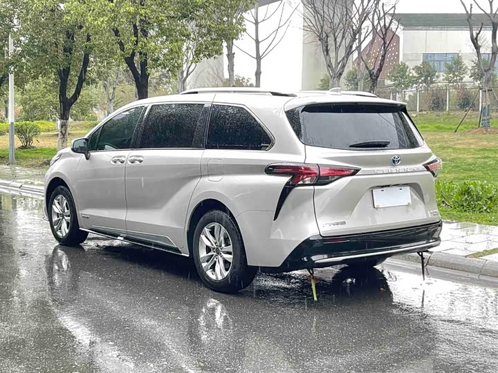 Toyota Sienna, 2022 — фото 2 из 9