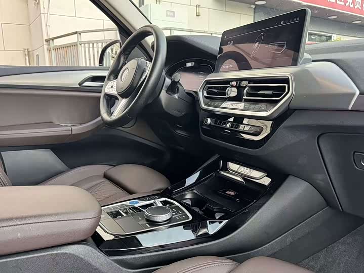 BMW iX3, 2023 — фото 8 из 9
