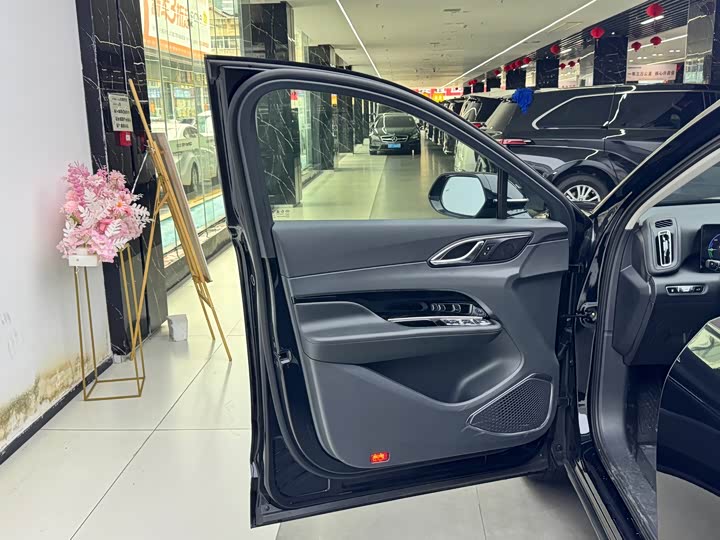 Hongqi HS3 Hybrid, 2025 — фото 7 из 9