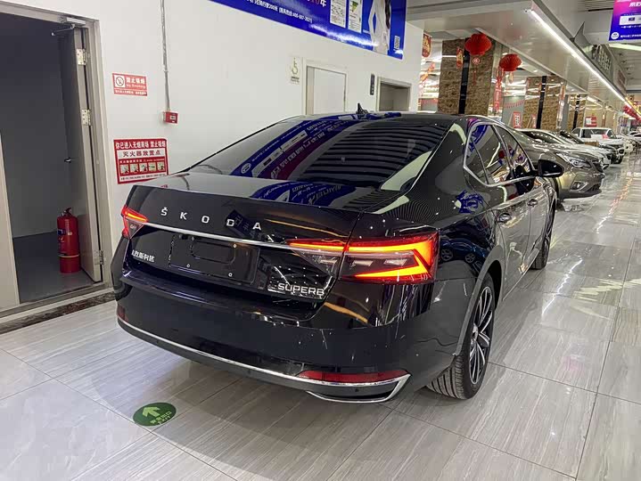 Skoda Superb, 2023 — фото 4 из 9