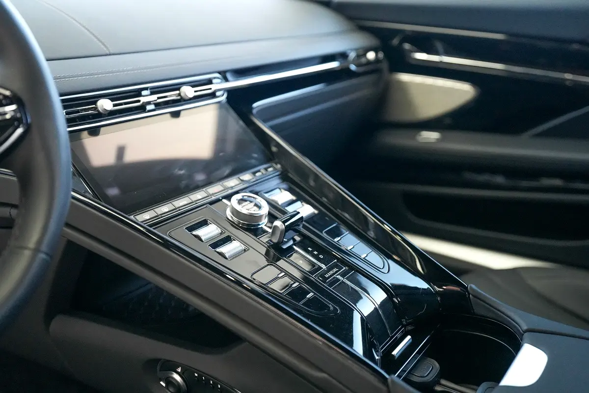 Aston Martin DB12, 2024 — фото 6 из 10