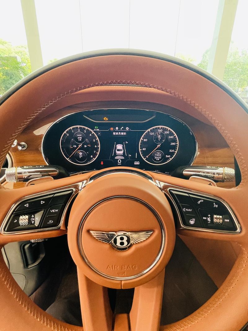 Bentley Flying Spur Hybrid, 2024 — фото 9 из 12