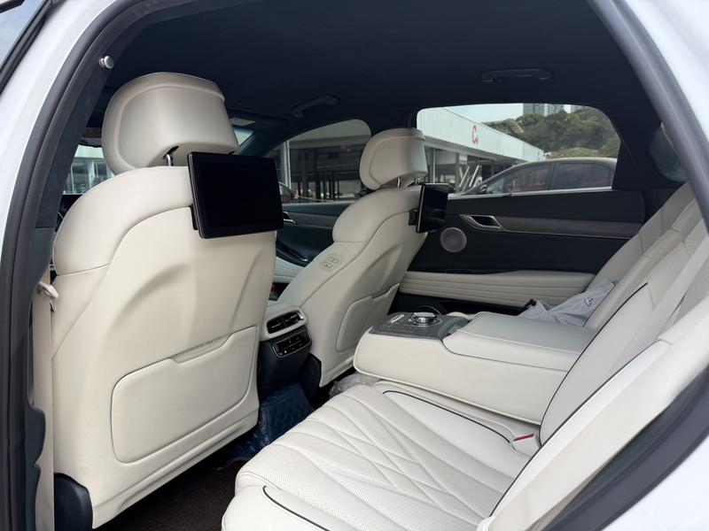 Genesis G80 EV, 2023 — фото 10 из 12