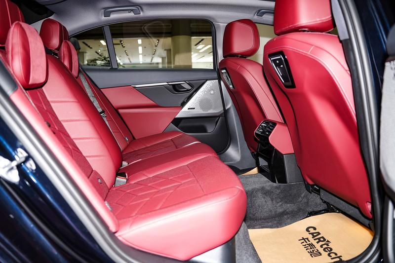 BMW 5 Series, 2025 — фото 12 из 12