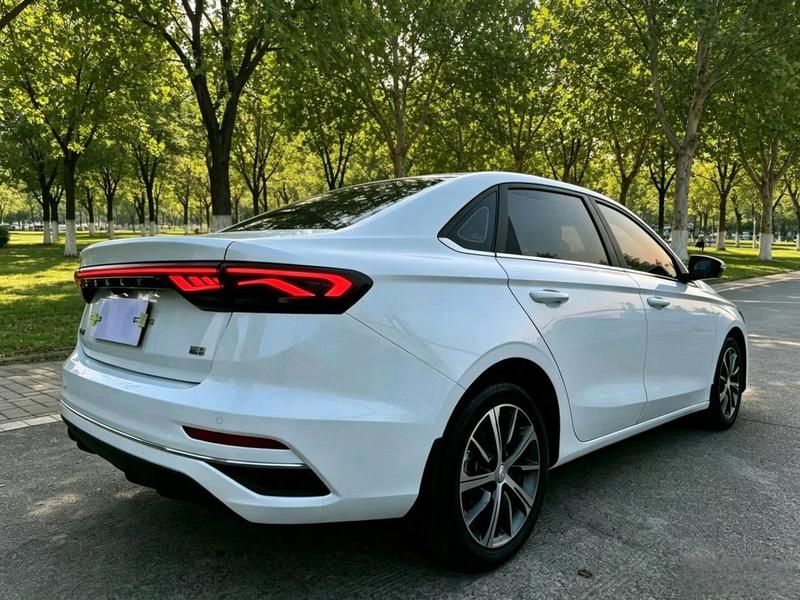 Geely Emgrand, 2023 — фото 6 из 11
