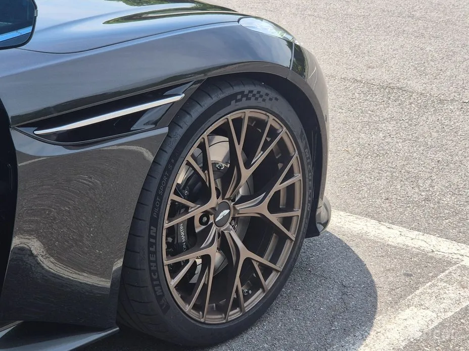 Aston Martin DB12, 2025 — фото 5 из 12