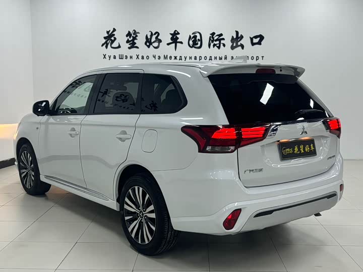Mitsubishi Outlander, 2022 — фото 4 из 9