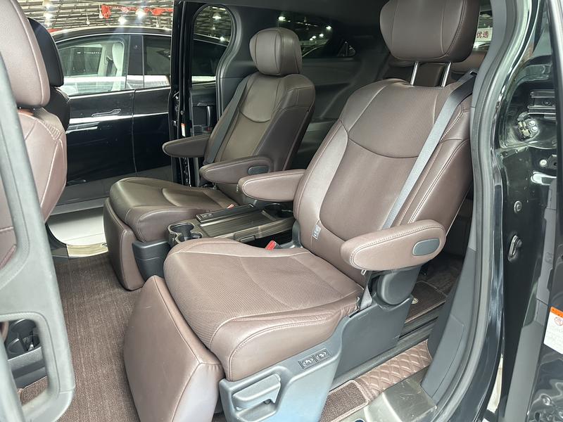Toyota Granvia, 2023 — фото 8 из 11