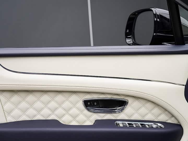 Bentley Bentayga, 2023 — фото 8 из 9