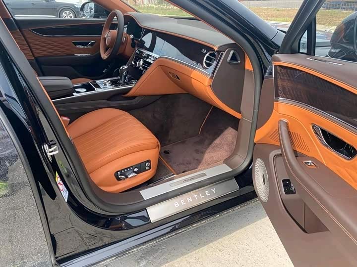 Bentley Flying Spur, 2023 — фото 2 из 5