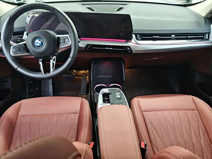 BMW iX1, 2026 — фото 8 из 9