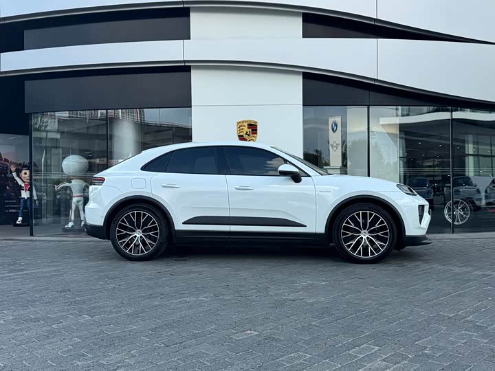 Porsche Macan EV, 2025 — фото 4 из 9