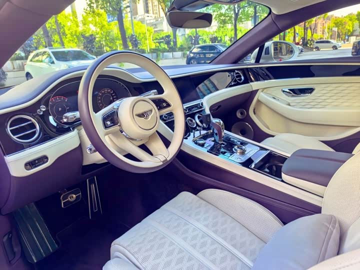 Bentley Continental GT Hybrid, 2025 — фото 4 из 7