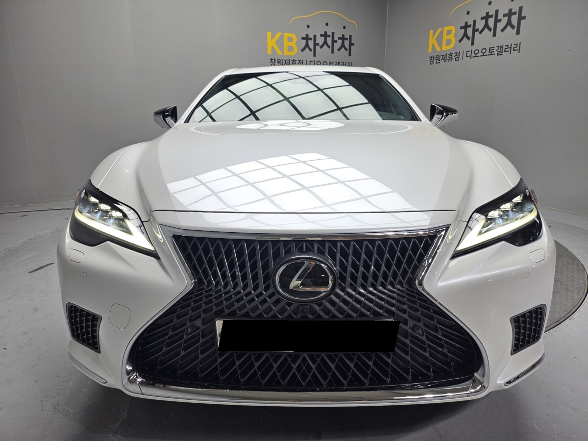 Lexus LS, 2022 — фото 2 из 12