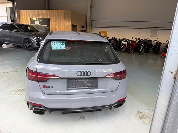 Audi RS 4, 2023 — фото 8 из 9