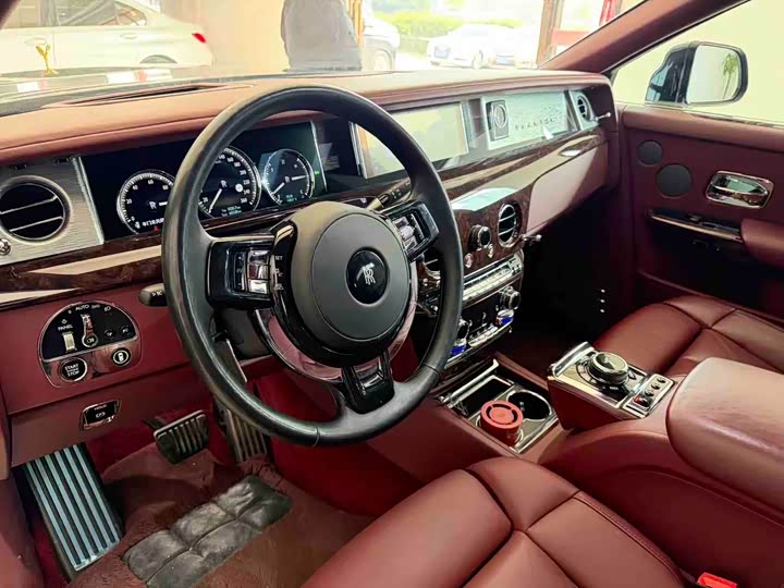 Rolls-Royce Phantom, 2022 — фото 7 из 9