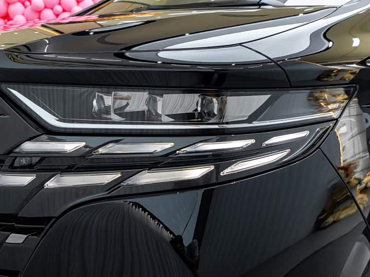 Toyota Alphard, 2025 — фото 8 из 9