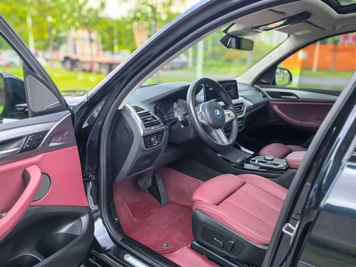 BMW iX3, 2023 — фото 7 из 9