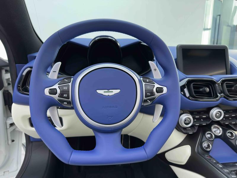 Aston Martin V8 Vantage, 2022 — фото 10 из 12