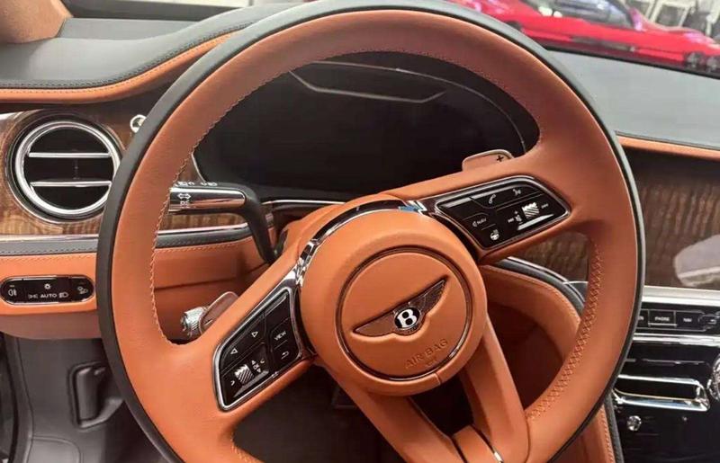 Bentley Flying Spur, 2023 — фото 3 из 6