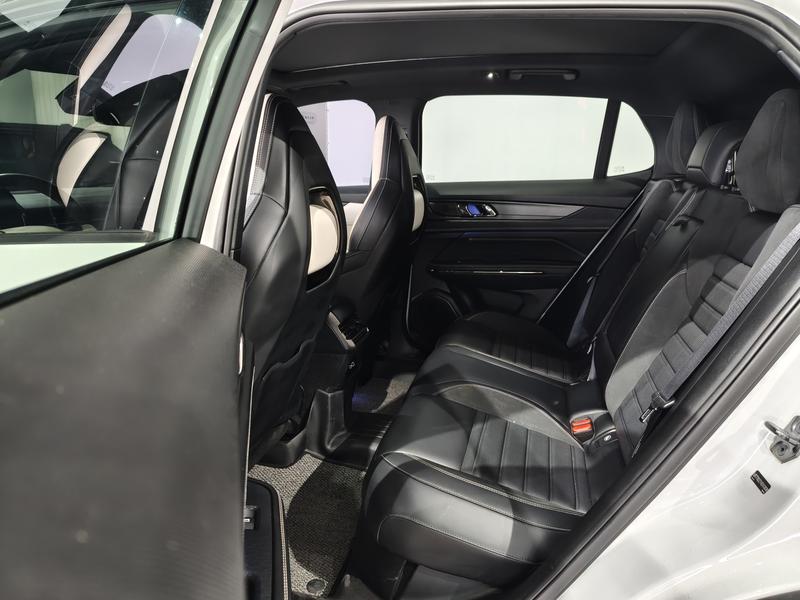 Lynk & Co 01 EM-P Hybrid, 2022 — фото 11 из 12