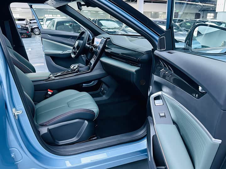 Geely Atlas, 2025 — фото 8 из 9
