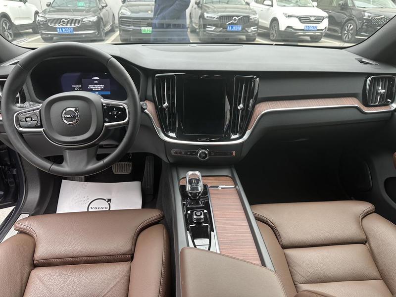 Volvo V60, 2023 — фото 7 из 12