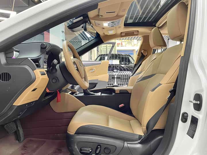 Lexus ES, 2025 — фото 8 из 9