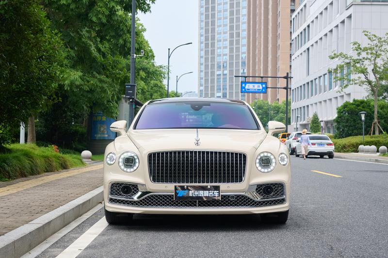 Bentley Flying Spur, 2023 — фото 2 из 12