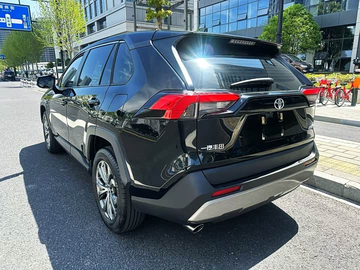 Toyota RAV4, 2023 — фото 4 из 9