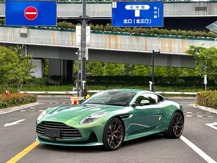 Aston Martin DB12, 2024 — фото 3 из 9