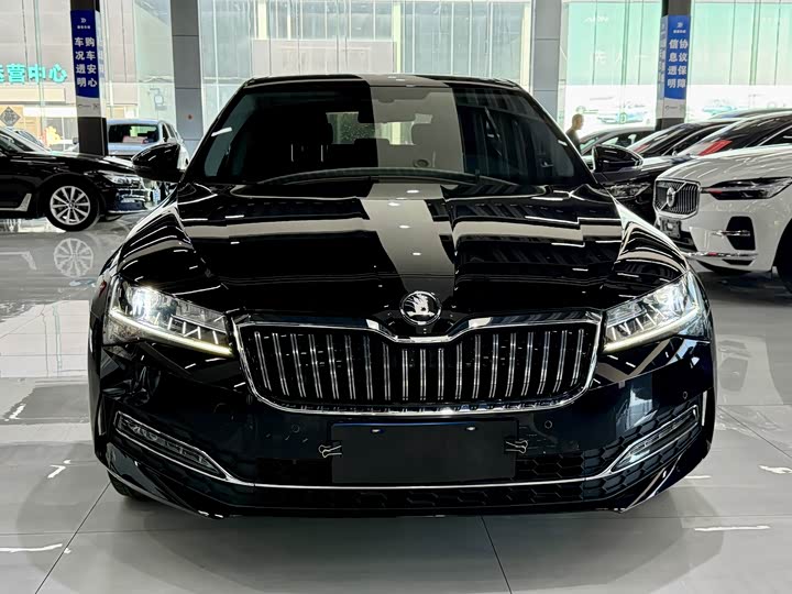 Skoda Superb, 2023 — фото 2 из 9