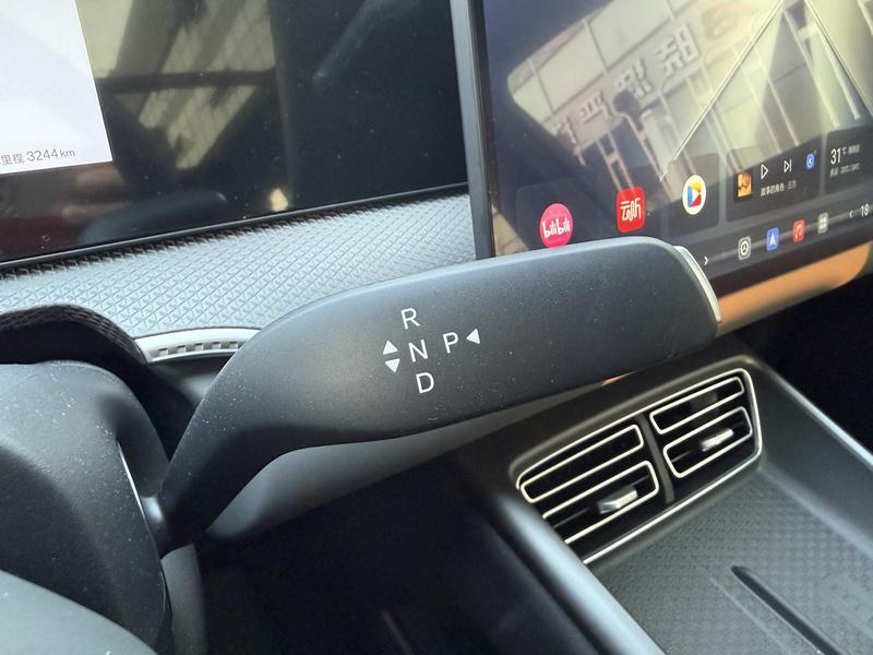 BYD Song Pro Hybrid, 2026 — фото 8 из 12