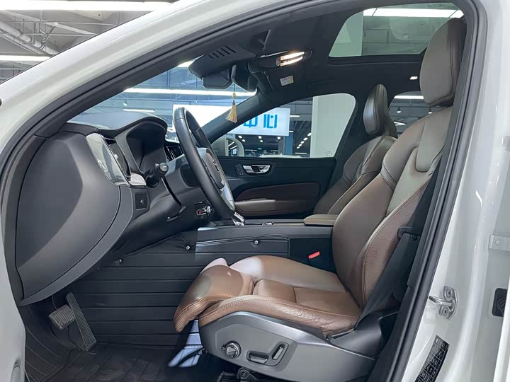 Volvo XC60, 2022 — фото 4 из 9