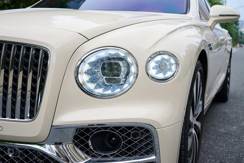 Bentley Flying Spur, 2023 — фото 8 из 12