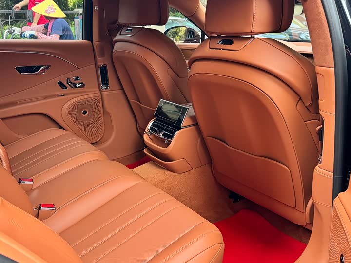 Bentley Flying Spur Hybrid, 2024 — фото 7 из 9