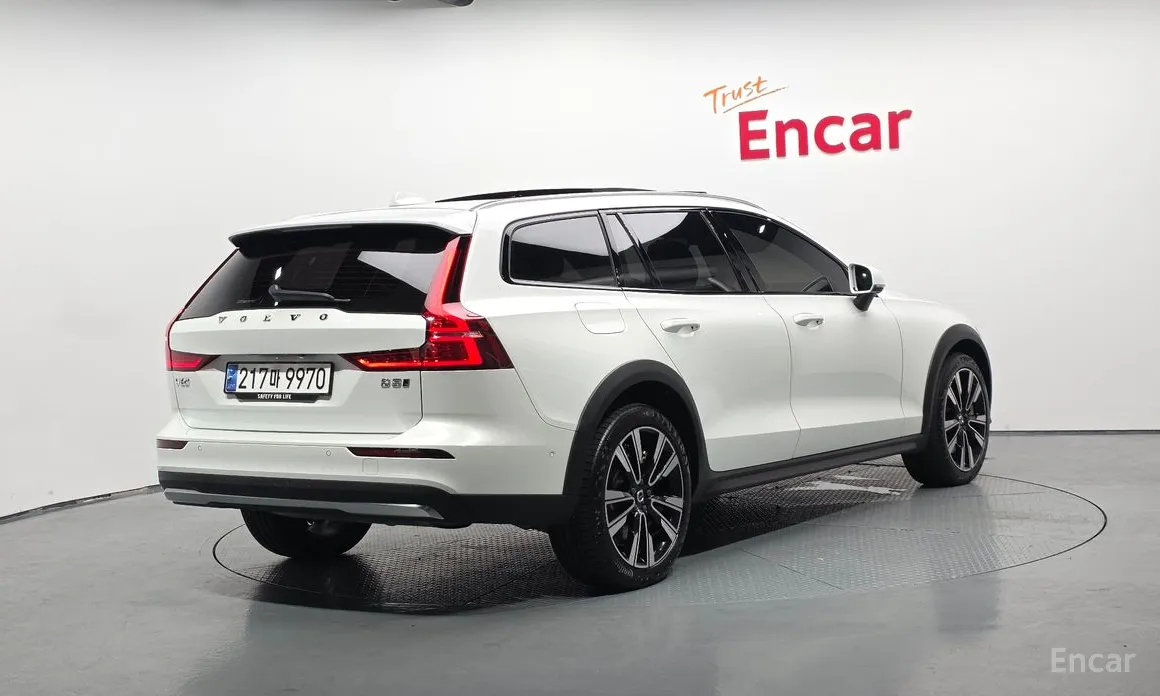 Volvo V60, 2023 — фото 2 из 12
