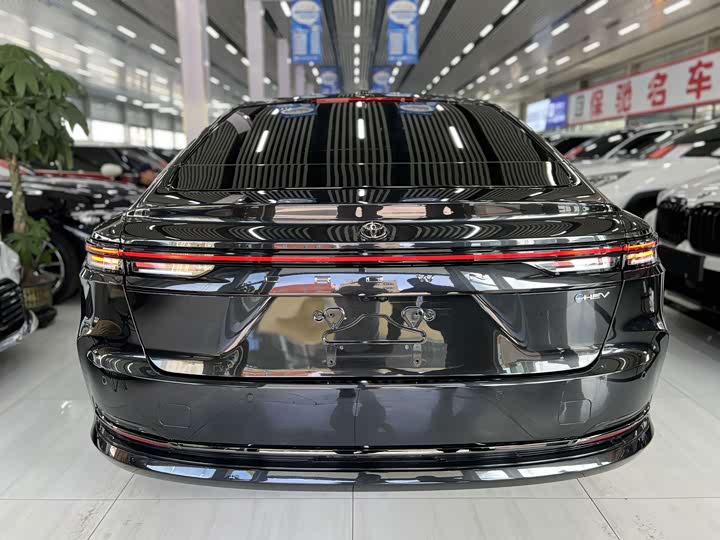 Toyota Crown Sedan, 2025 — фото 8 из 9