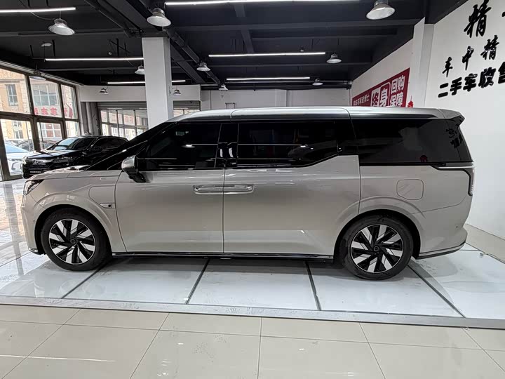 Volvo EM90, 2024 — фото 4 из 9