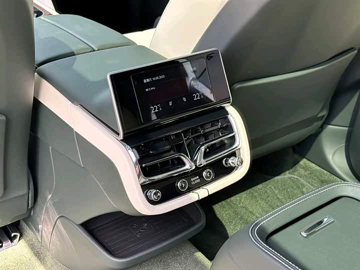 Bentley Bentayga, 2023 — фото 6 из 9