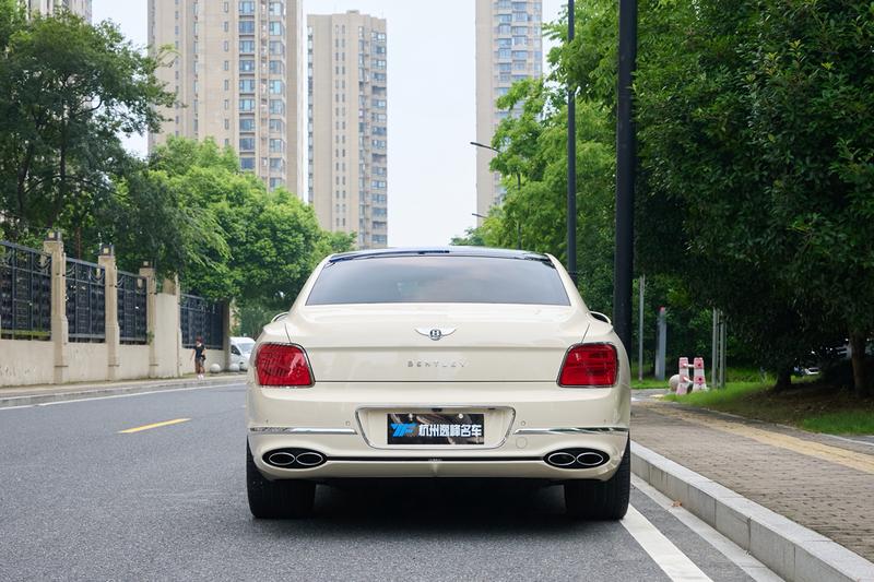 Bentley Flying Spur, 2023 — фото 6 из 12