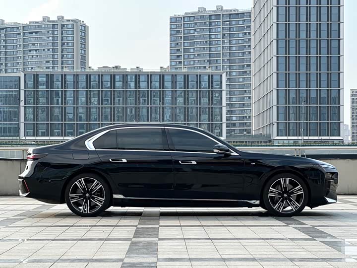 BMW i7, 2024 — фото 4 из 9