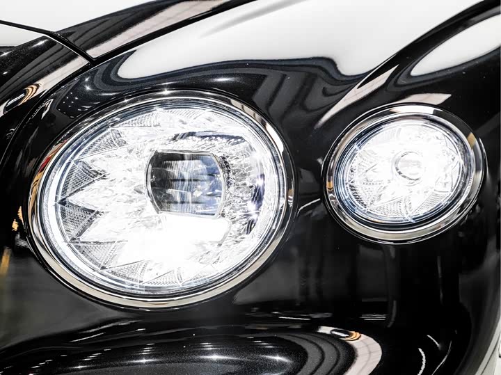 Bentley Flying Spur Hybrid, 2022 — фото 5 из 9