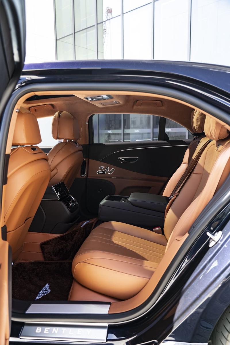 Bentley Flying Spur, 2023 — фото 5 из 10