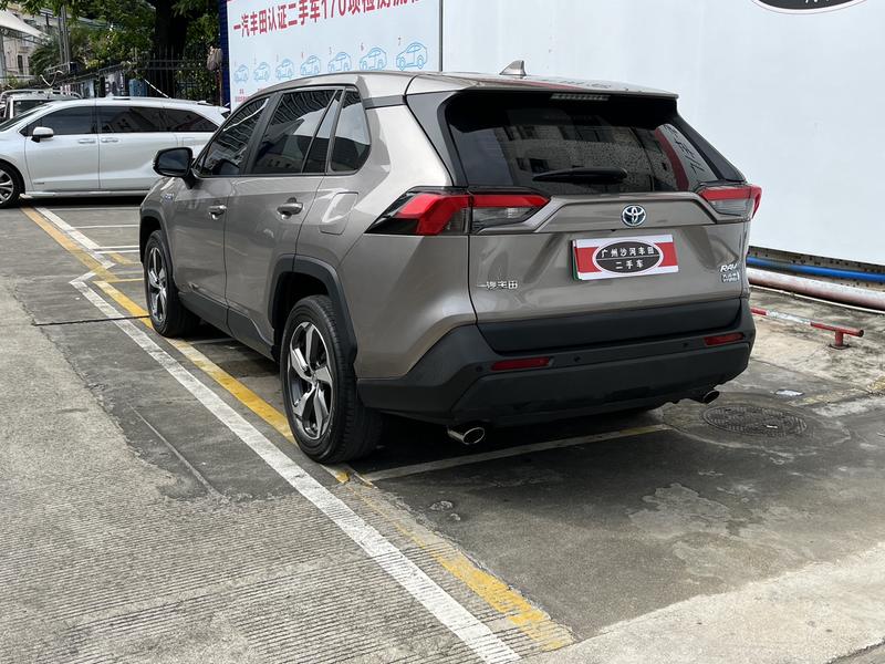 Toyota RAV4 Hybrid, 2021 — фото 5 из 12