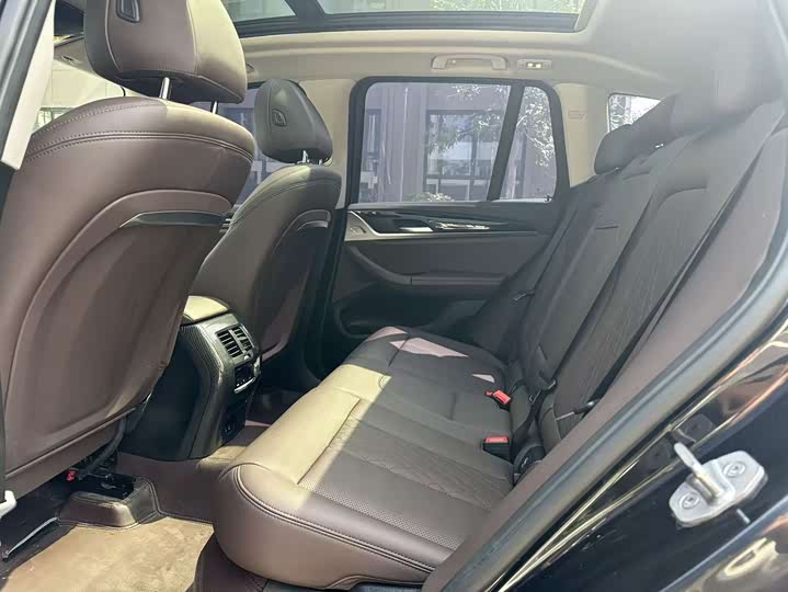 BMW iX3, 2023 — фото 7 из 9