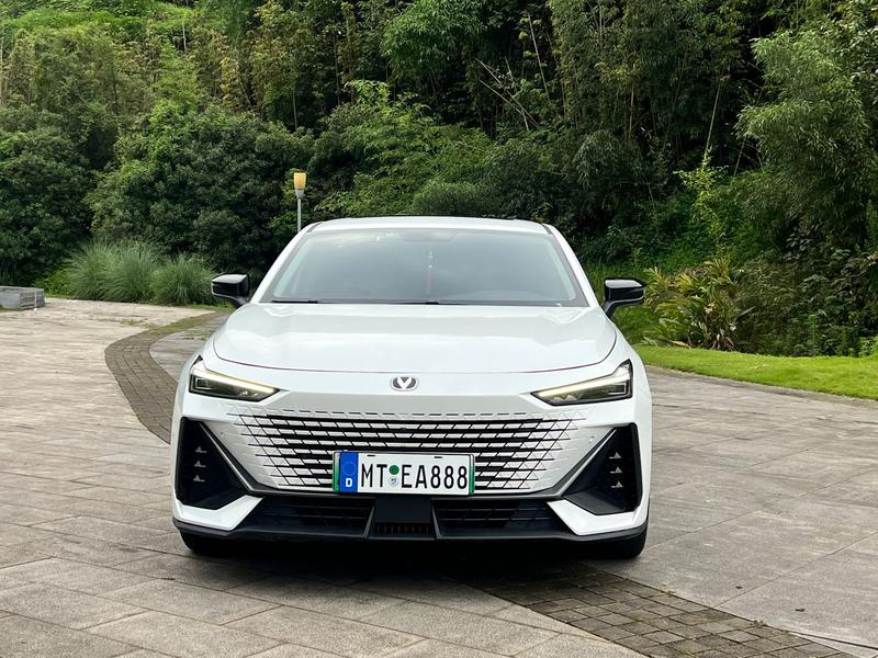 Changan UNI-V Hybrid, 2022 — фото 2 из 12