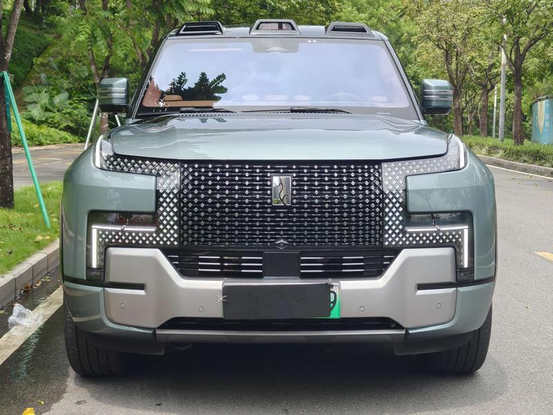 BYD Yangwang U8, 2023 — фото 2 из 12