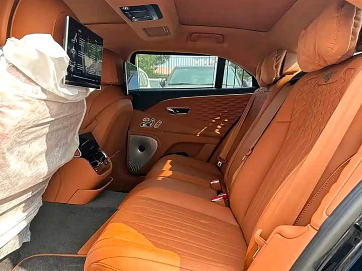 Bentley Flying Spur, 2023 — фото 6 из 7