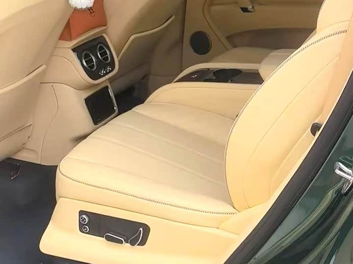 Bentley Bentayga Hybrid, 2022 — фото 9 из 9